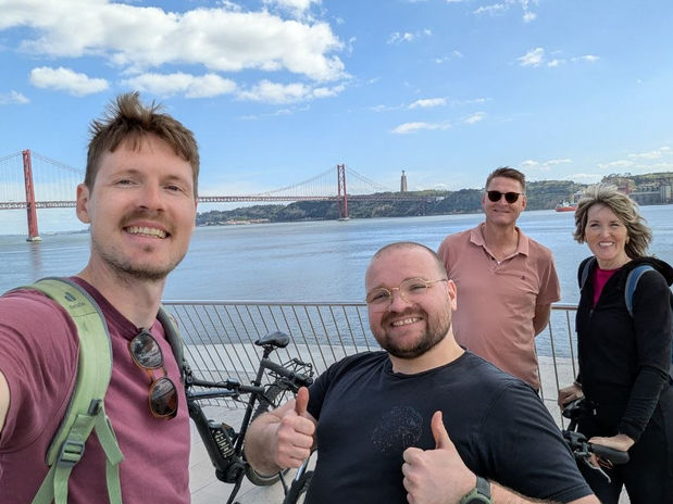 Privé e-bike tour op MAAT, met het uitzicht op de 25 april brug en Cristo Rei.