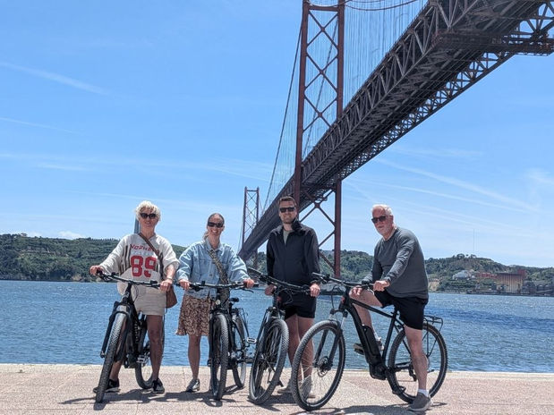 Een foto onder de 25 april brug kan in een privé fietstour niet ontbreken.