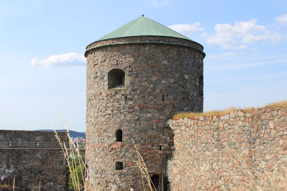 Bohus fästning är byggd på en klippa i Göta älv norr om Göteborg. Fästningen grundades 1308 av den norske kungen Håkon V Magnusson.