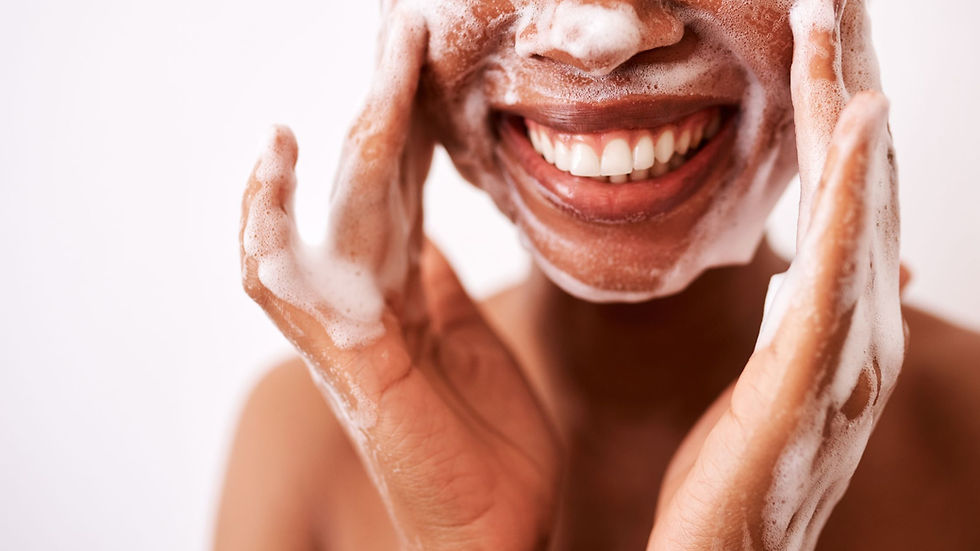Mulher sorrindo e fazendo a sua rotina prática de limpeza