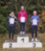 Foto: Ivonne Uhlig (mitte), Gewinnerin der SHM im Crosslauf 2025