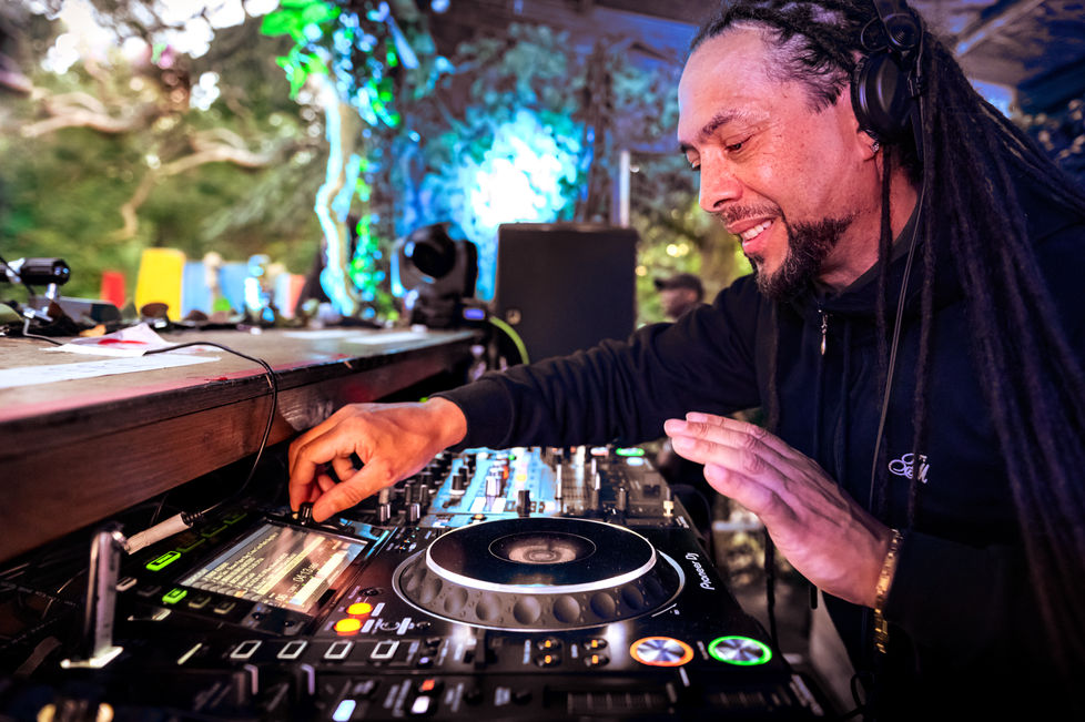 Roni Size doing his thing at the decks. 