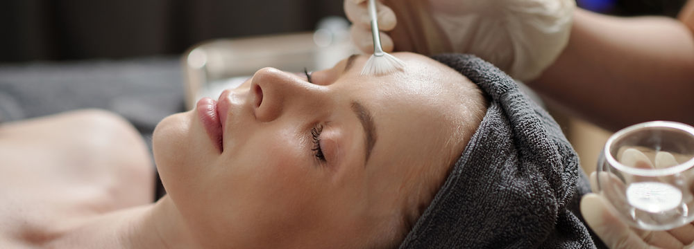 LAMINAZIONE CIGLIA E SOPRACCIGLIA La laminazione è un trattamento specifico che modella e fissa sguardo e arcata sopraccigliare. Attraverso la laminazione si va a rinforzare e ispessire le ciglia, complice l'utilizzo di proteine come la cheratina. Così che le ciglia e le sopracciglia appaiono subito naturalmente più spesse, lunghe e licide.