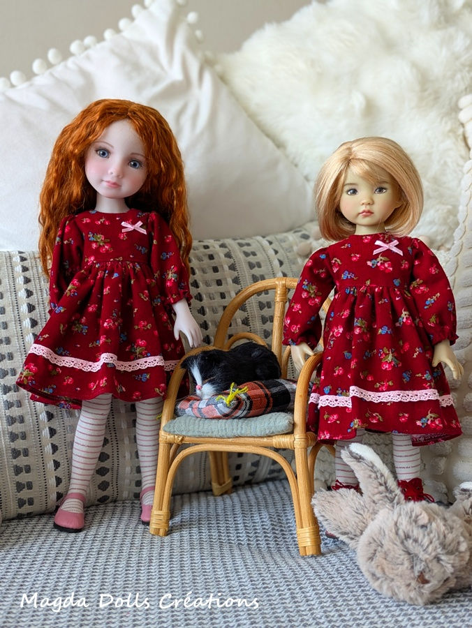 Miniature : Robe en velours fleuri rouge pour Fashion Friends Dolls ou Little Darling