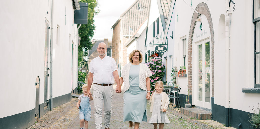 Familiefotograaf, familiefotoshoot, betuwe fotograaf, gezinsfoto, zwangerschapsfotoshoot, familiefoto