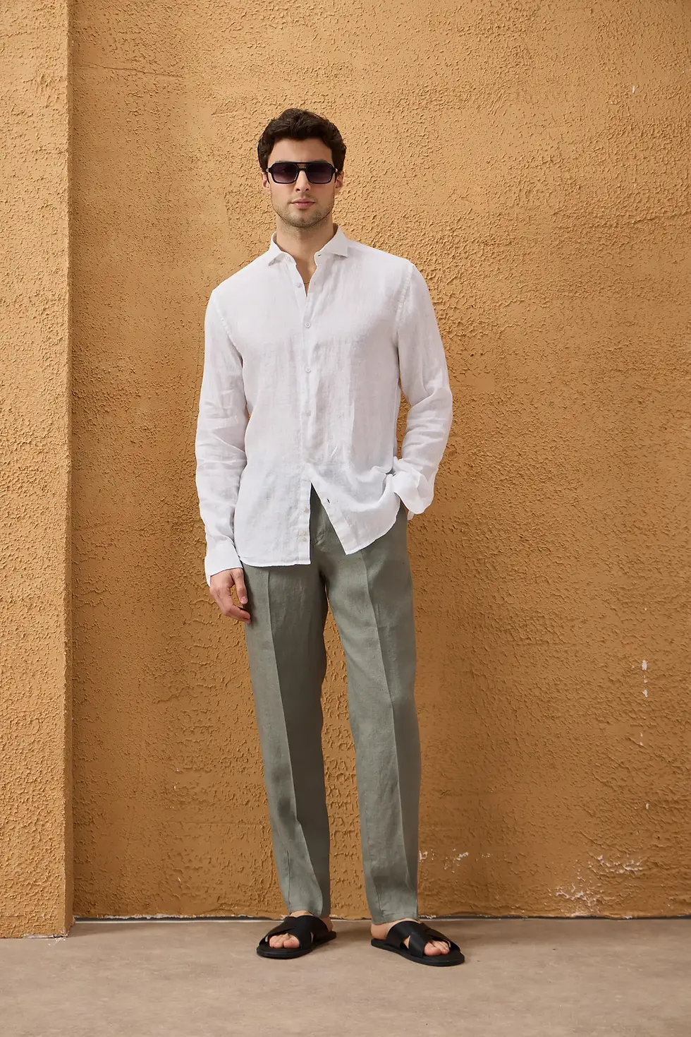Ținută de vară cu cămașă albă din in și pantaloni verde oliv