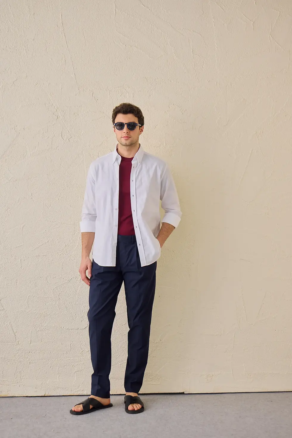 Ținută casual cu cămașă Oxford albă purtată peste tricou burgundy