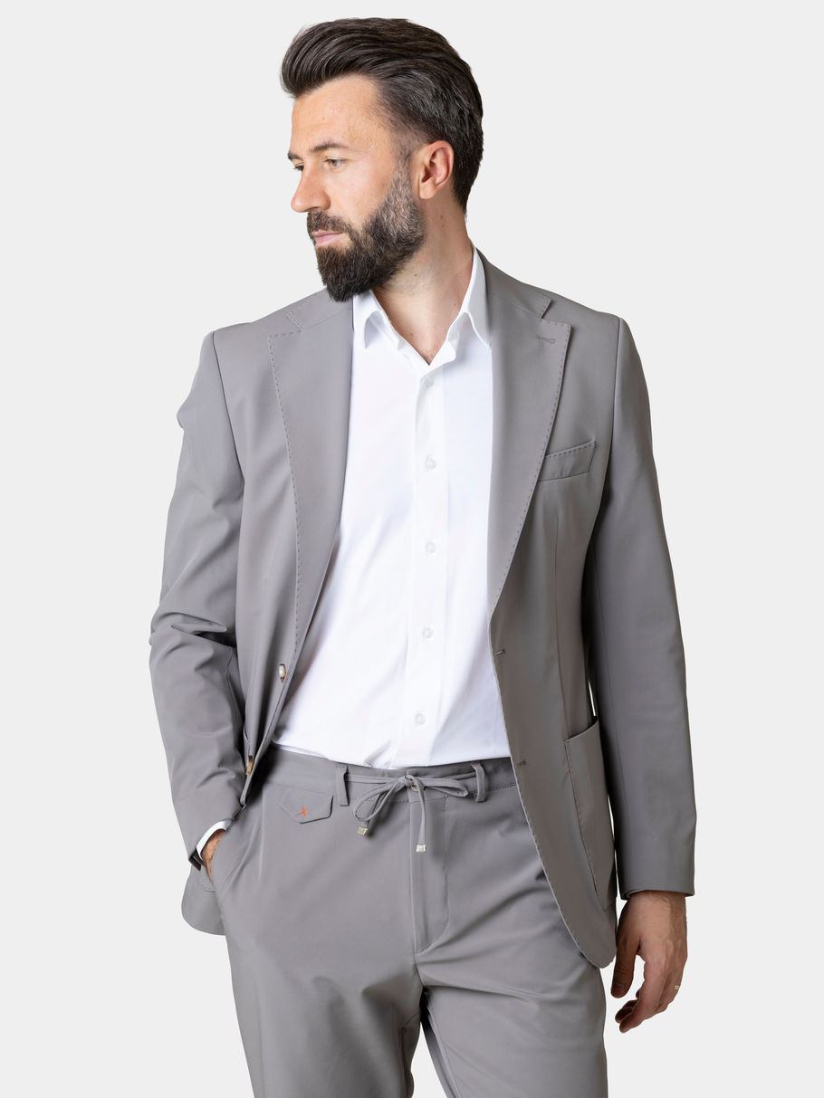 Costum business & travel gri pentru bărbați, cu sacoul desfăcut și pantaloni cu închidere cu șnur, nasture și șliț