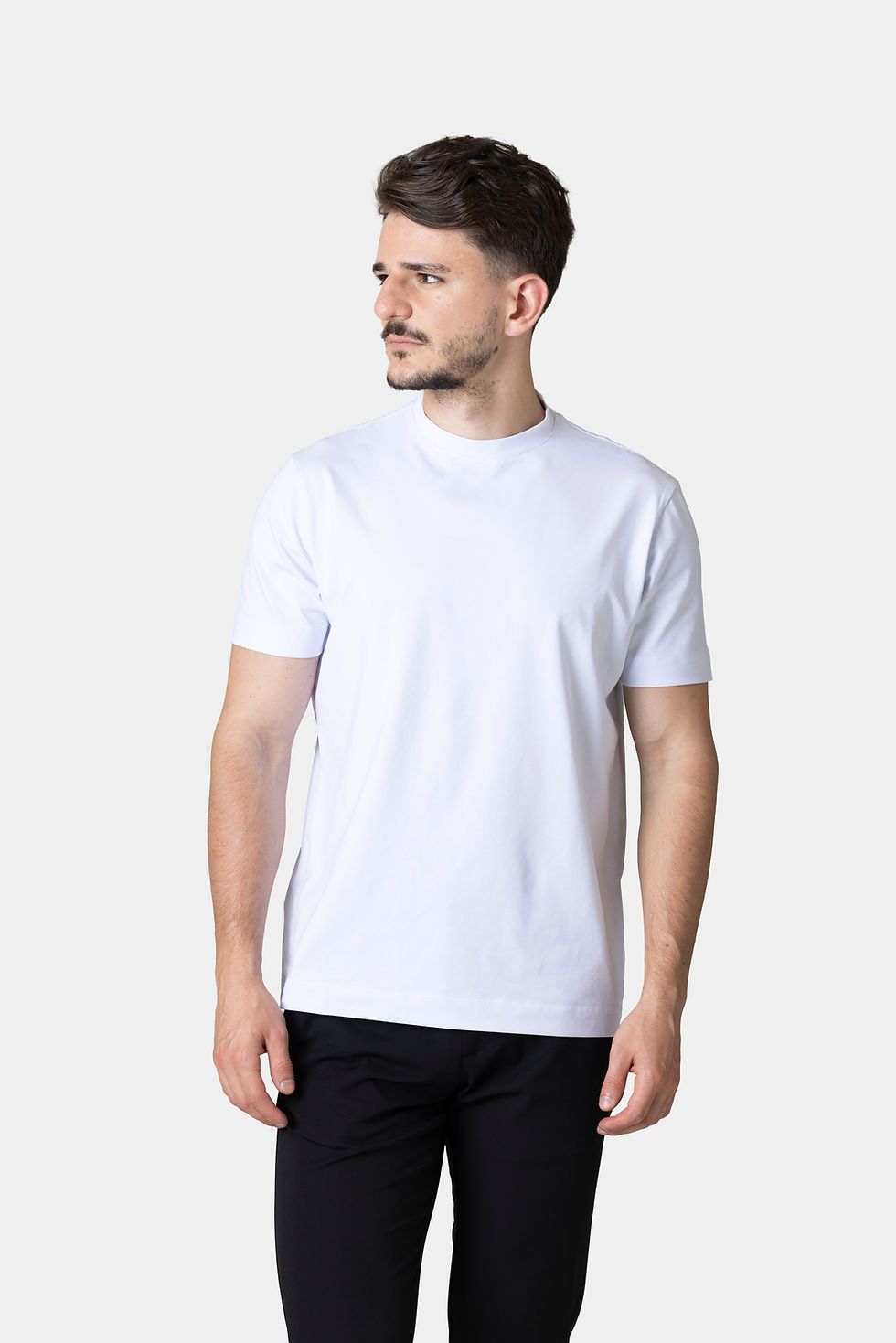 Tricou basic din bumbac alb pentru bărbați, vedere frontală cu mâinile pe lângă corp