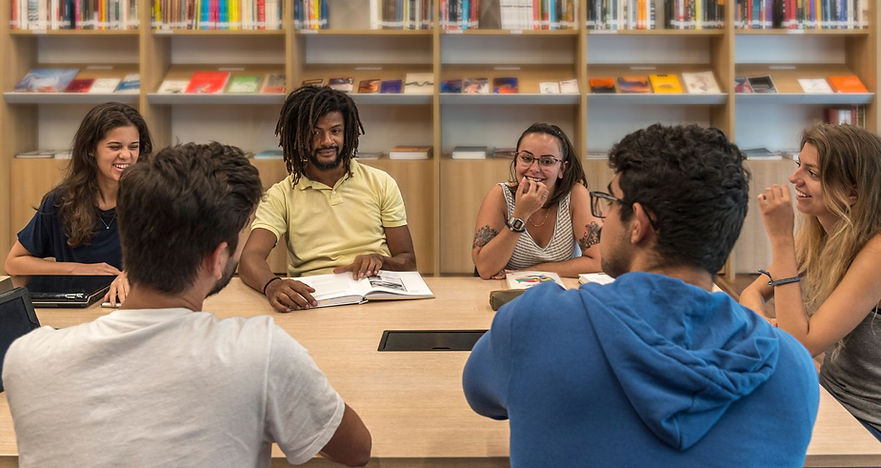 Estudantes organizados nos seus estudos