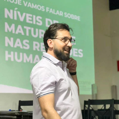 felipe doutel ministrando um evento