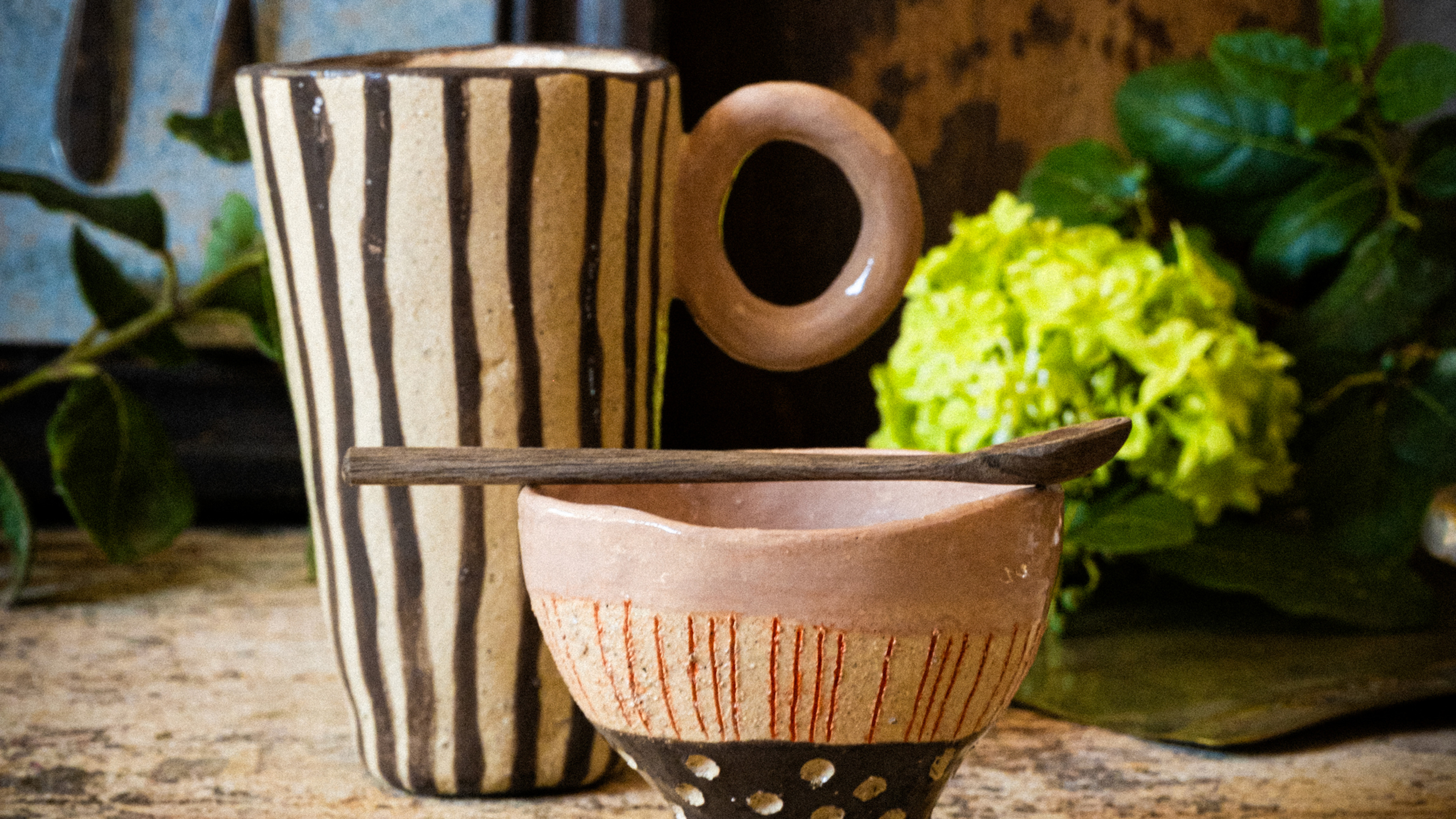 Vue rapprochée d’une pièce de céramique artisanale en grès avec des détails de texture