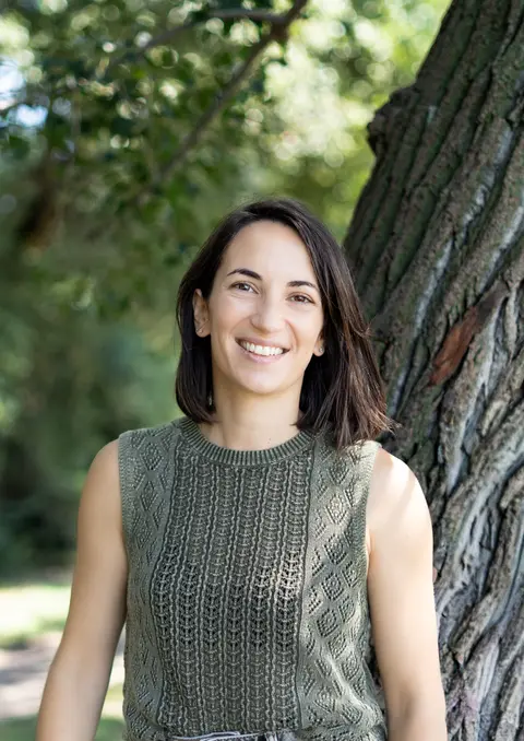 Photographe portrait entrepreneuse à Avignon, femme souriante en extérieur dans le Vaucluse, séance branding naturelle
