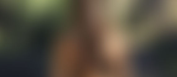 Mujer de espaldas caminando por el bosque