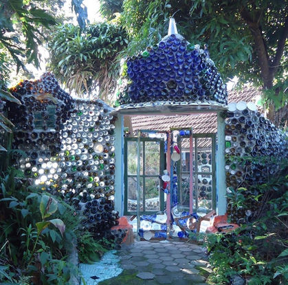 Entrada de jardim estilo Gaudi, feita de garrafas.
