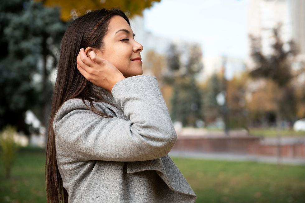 mujer orando inicio de año 2026 confiando en los planes de Dios