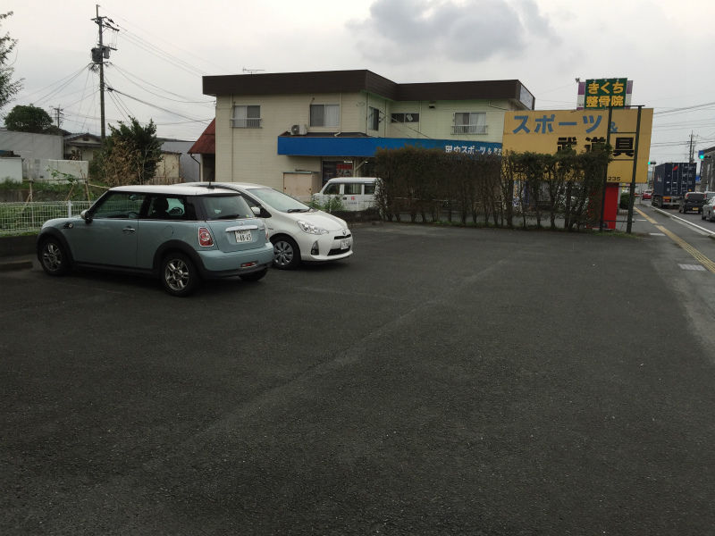 隈府テナント駐車場