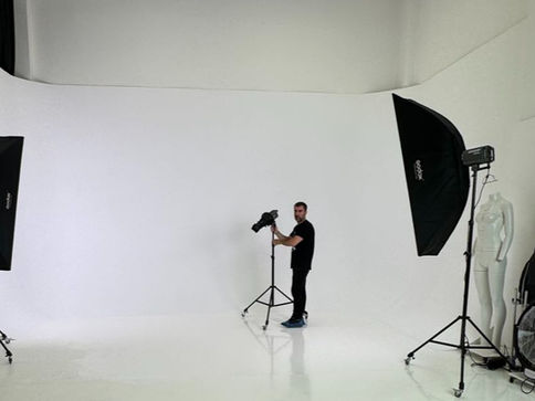 εσωτερικός χώρος με εξοπλισμό φωτισμού 