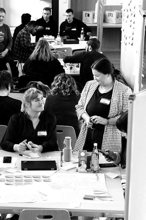 Teilnehmer beim HIKEathon die sich gegenseitig ihre Ideen vorstellen.