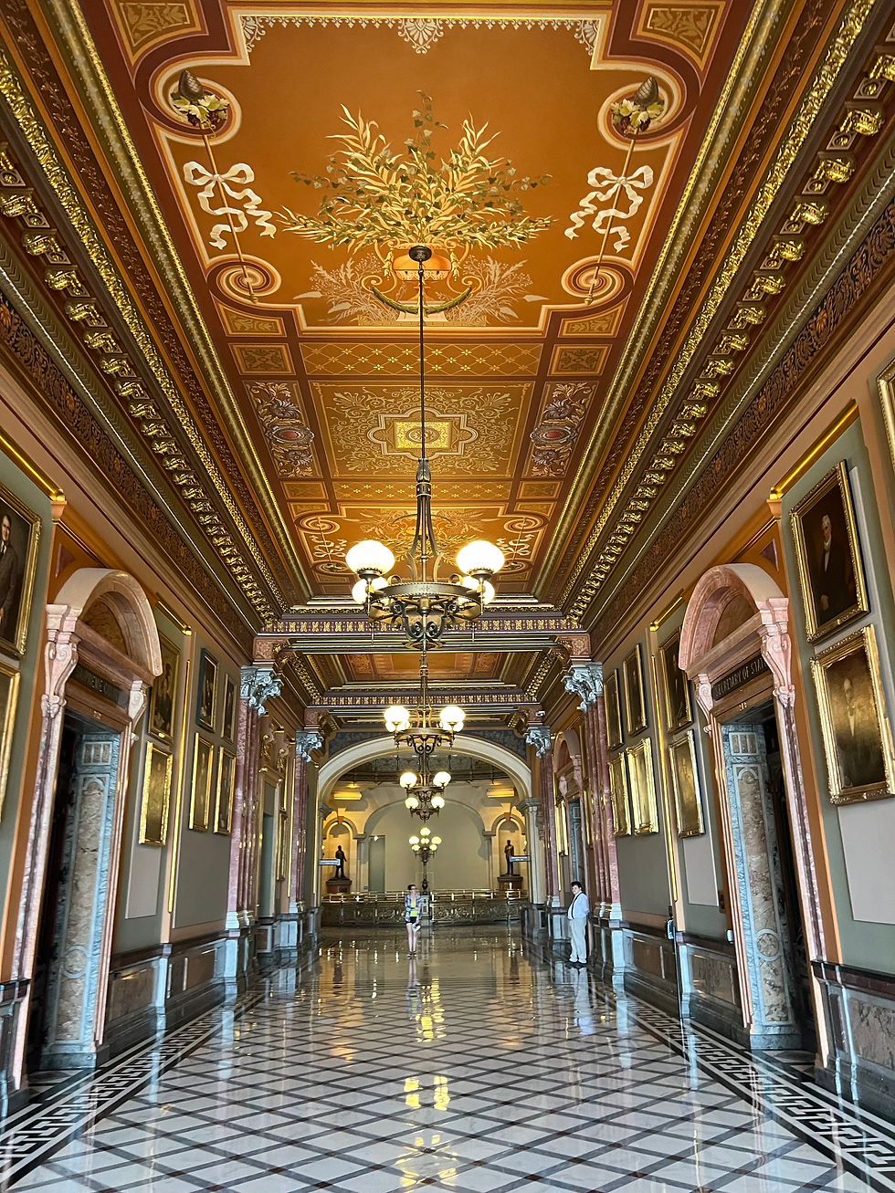 Illinois State Capitol Hall of Governors.png
