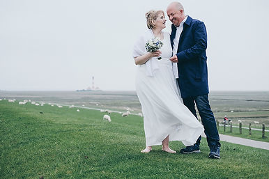 Brautpaar auf dem Deich Hochzeitsfotograf Hochzeitsfoto Hochzeitsreportage am Leuchtturm Westerheversand