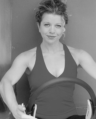 Mari-Levitan-Pilates-Circle-bw.png