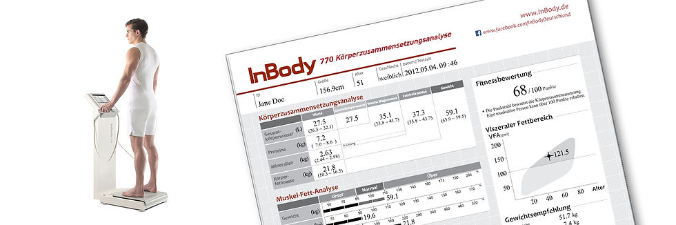 Mann auf einer Inbody770 Körperwaage und Analysebogen