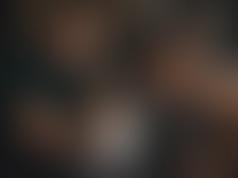 Hybrid-Coaching: Personal Trainer erklärt 2+3-Modell mit Tablet und Trainingsplan