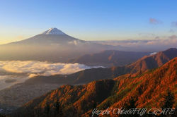 新道峠からの紅葉に染まる朝