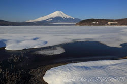 山中湖の雪景色