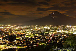 富士吉田の夜景と富士山
