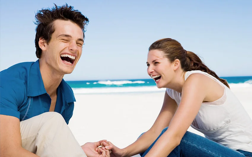 Couple Rire à la plage.webp