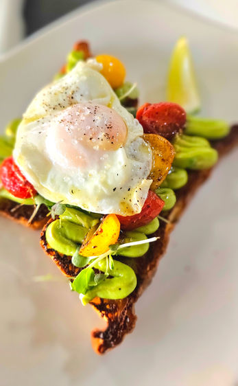 AVOCADO TOAST 15
Avocado, blistered tomatoes, microgreens and
rosemary-fennel oil. Add egg +3 (V)