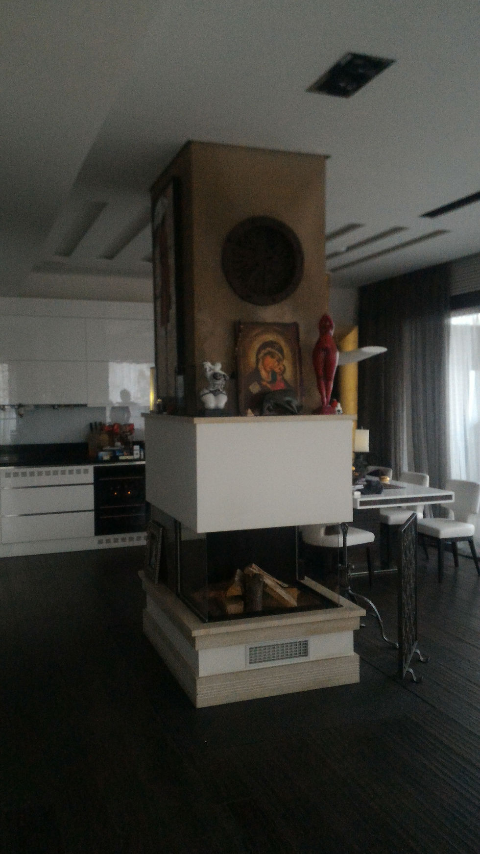 Kamin sa trostranim lozistem A8