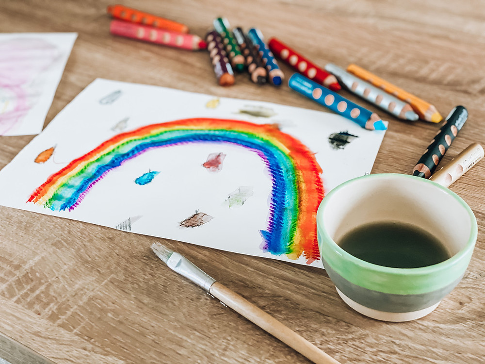 Un arc-en-ciel en aquarelle