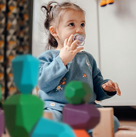 Baby_mit_bunten_Steinen4.jpg