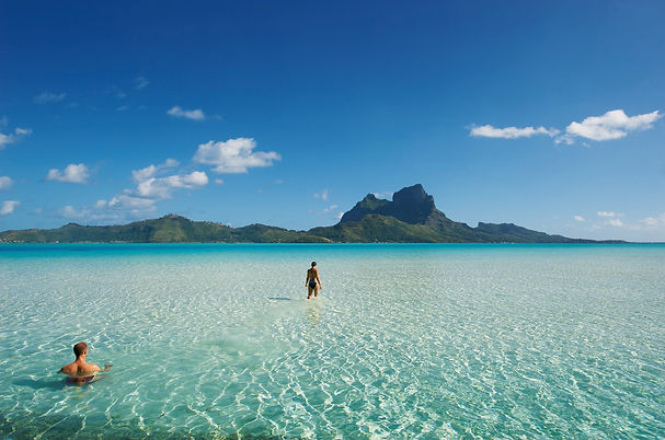 couple-lagoon-bora-bora.jpg