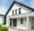 Fassade eines Einfamilienhauses mit weißem Außenputz und sauberer Wärmedämmung von Meier Gipser GmbH in Jestetten