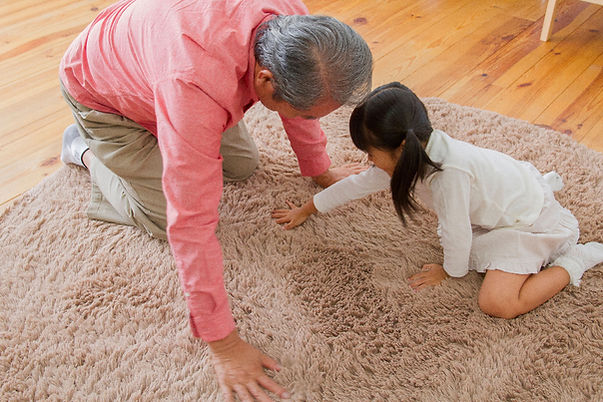 孫と遊ぶ祖父