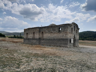 Потопената църква язовирЖребчево през 2022 година над водата