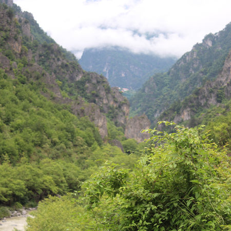 Река Аоос на път към манастира на св. Паисий Светогорец екскурзия Земя благословена