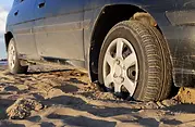 car-stuck-in-the-sand-dont-panic-just-put-your-floor-mats-v0-imdig877trm51.webp