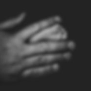 babyfuß zwischen den fingern einer hand