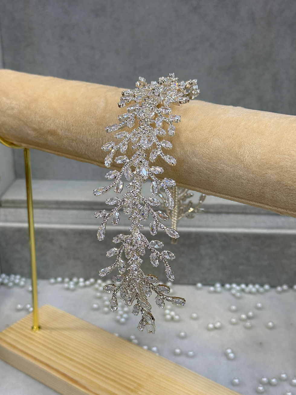 Küçük resim: Zirkon Taşlı Gelin Saç Aksesuarı – Göz Alıcı Işıltı