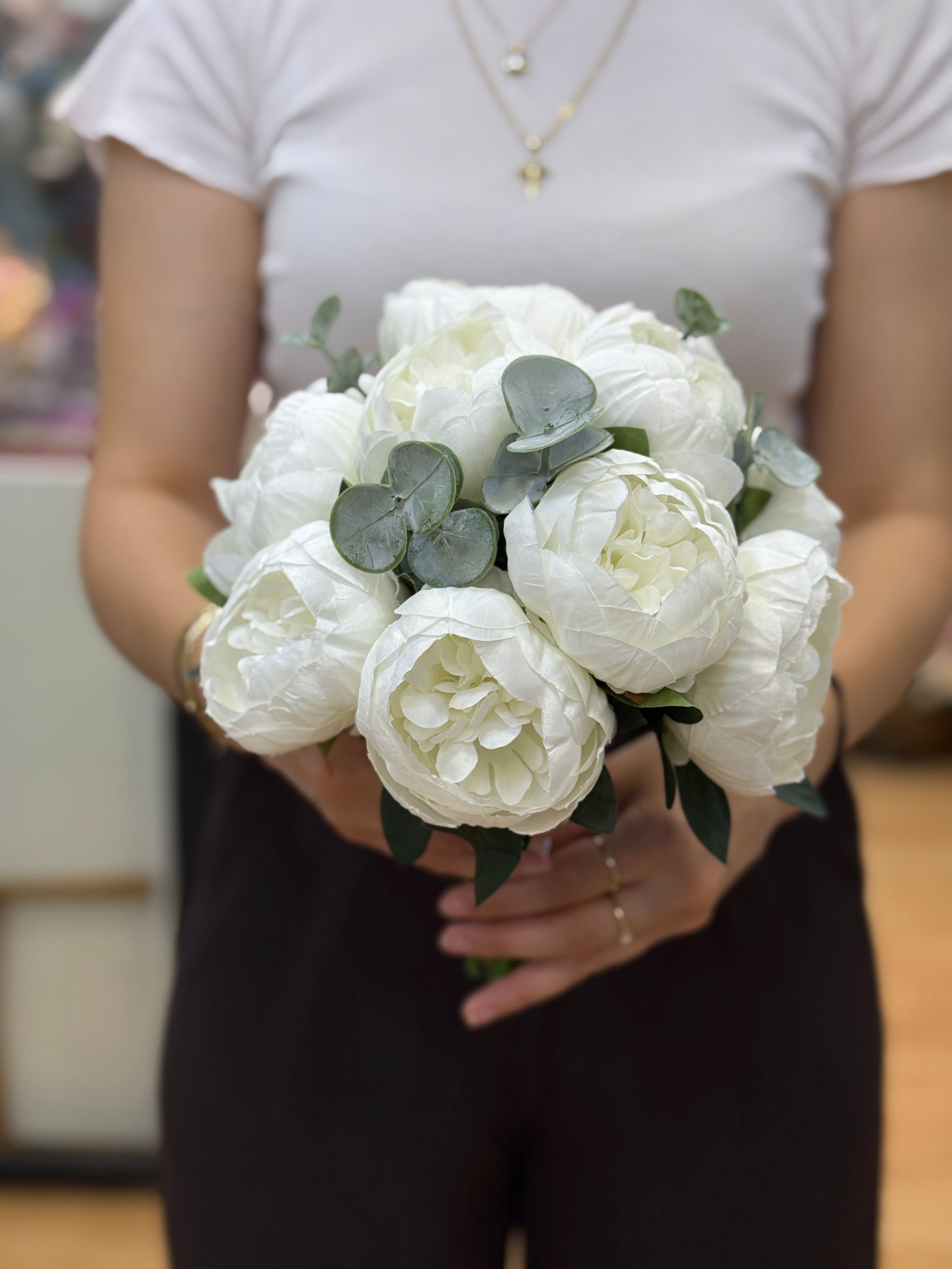 Beyaz Şakayık ve Okaliptus Yapay Gelin Buketi – Zarif & Romantik Düğün Çiçeği