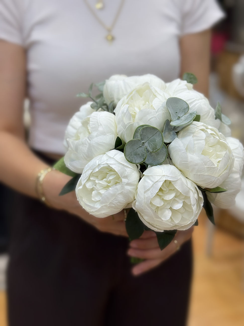 Küçük resim: Beyaz Şakayık ve Okaliptus Yapay Gelin Buketi – Zarif & Romantik Düğün Çiçeği