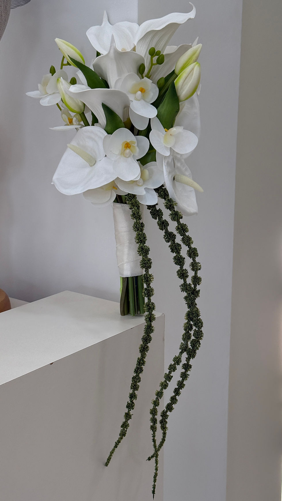 Küçük resim: Maison Blanche Cascade  Premium Couture Bridal Bouquet