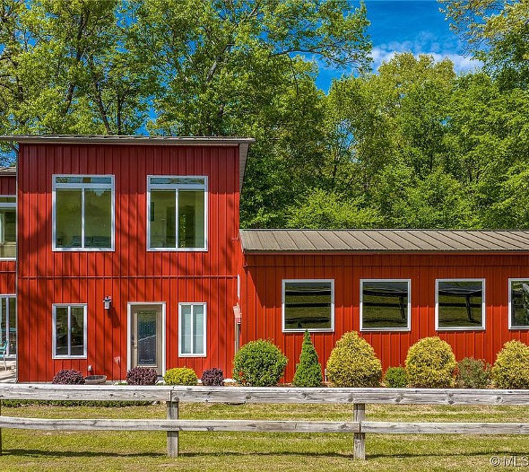 Barnhouse Front Day.jpg