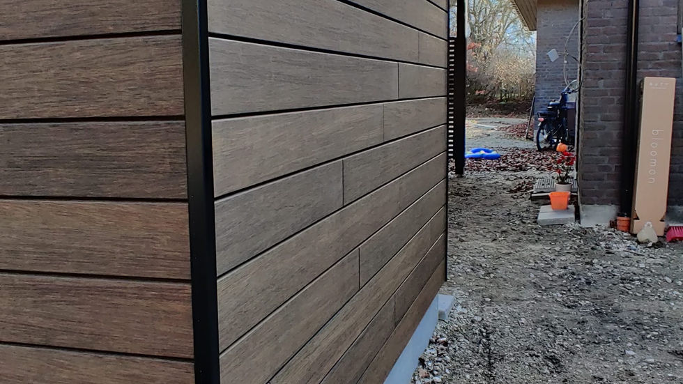 Isoleret skur med bambus beklædning