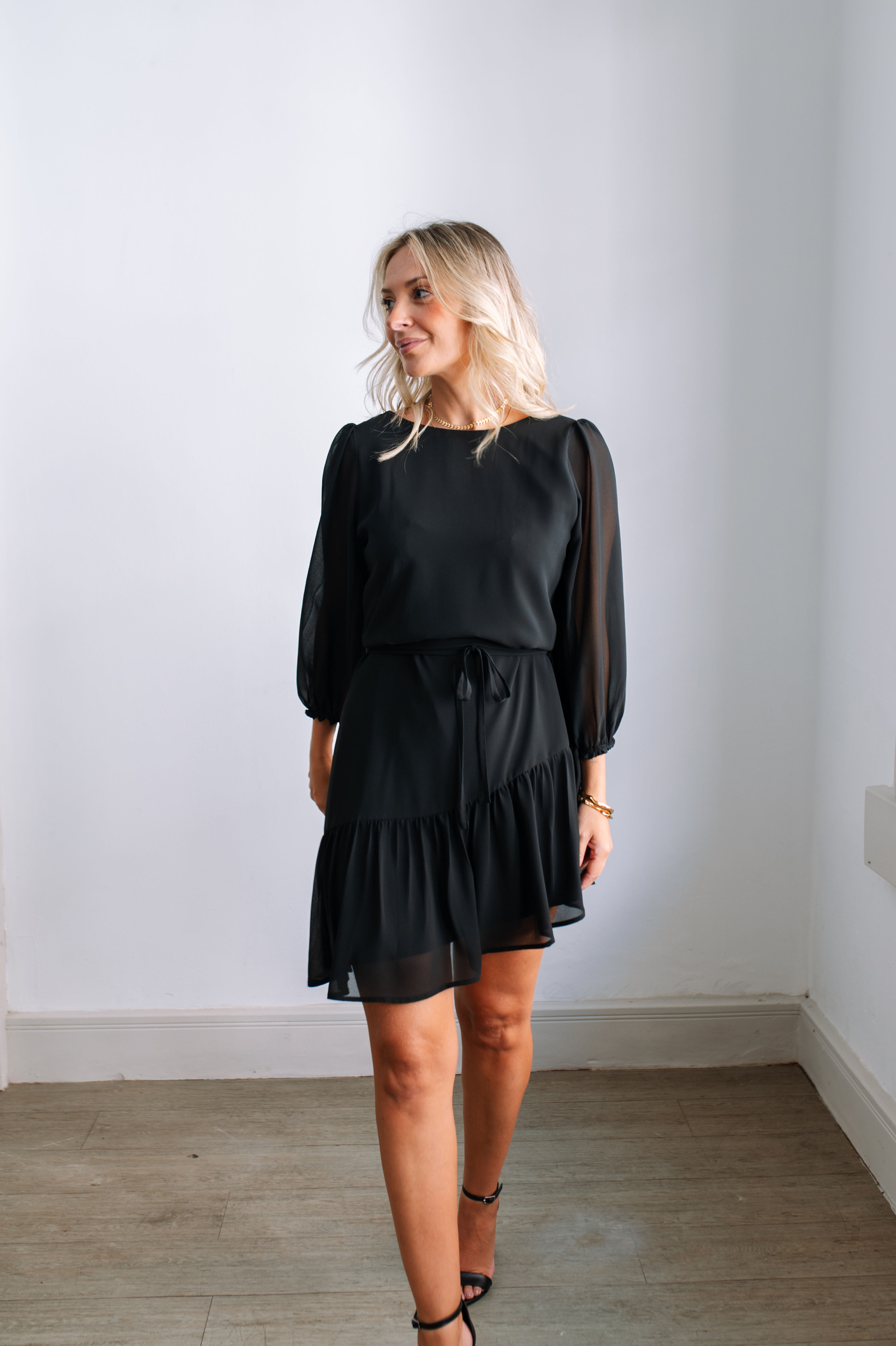 Vestido THAIS curto soltinho assimetrico 2 lados manga 3/4 - Preto